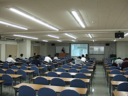 大阪会場（電子科学研究所会議室）での様子