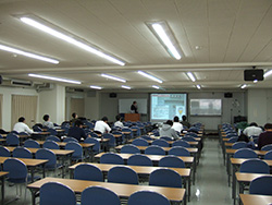 大阪会場(電子科学研究所会議室)での様子